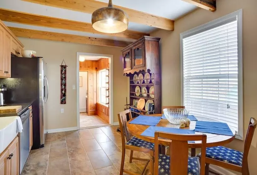 Cumberland Cottage    2 Blocks To Downtown Dover!