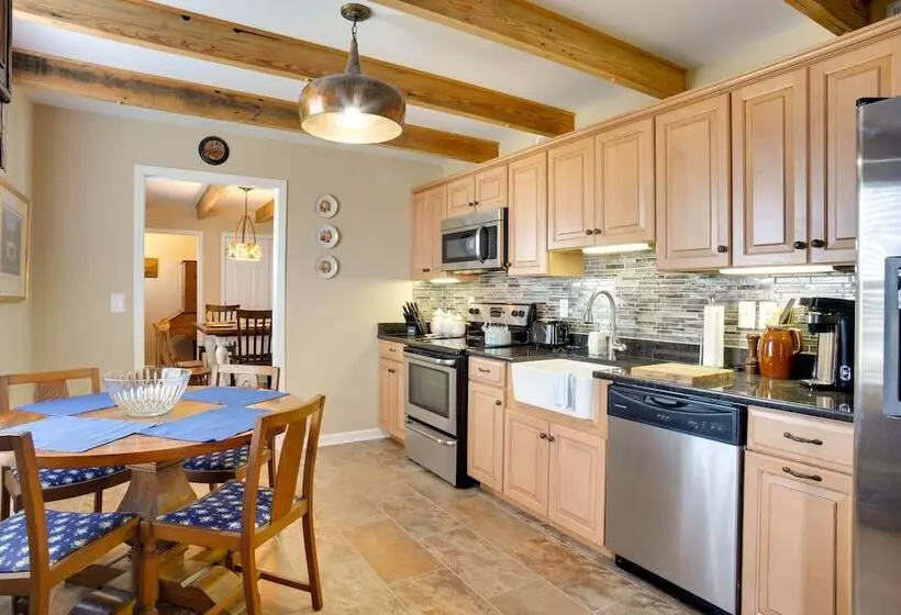 Cumberland Cottage    2 Blocks To Downtown Dover!