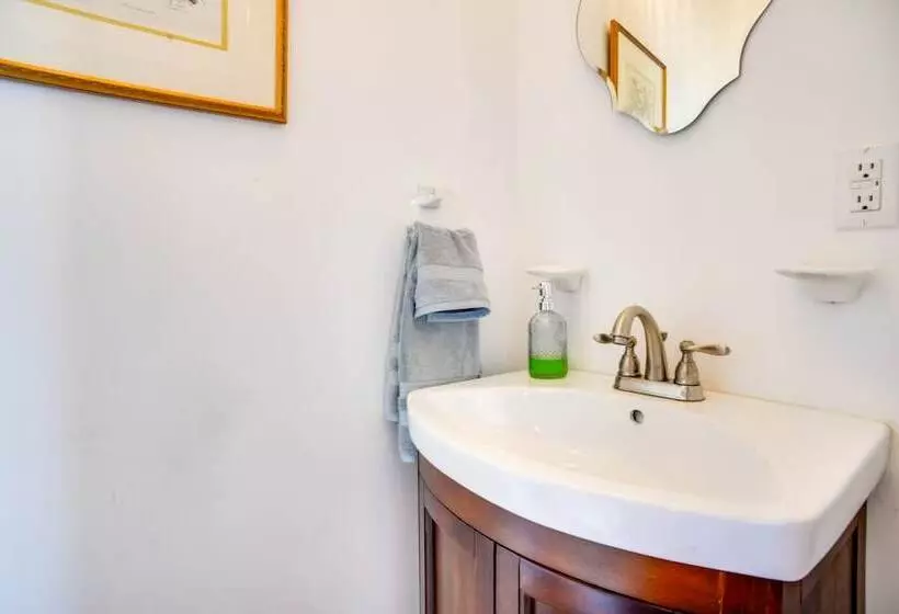 Cumberland Cottage    2 Blocks To Downtown Dover!