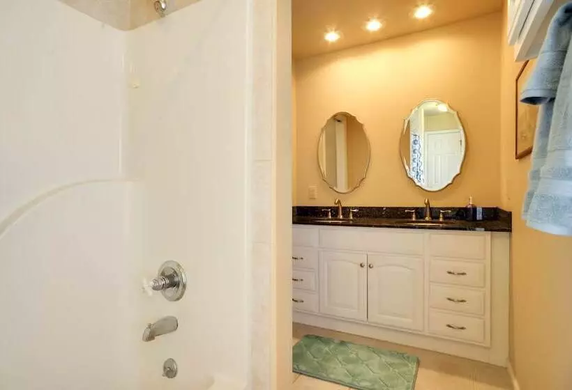 Cumberland Cottage    2 Blocks To Downtown Dover!