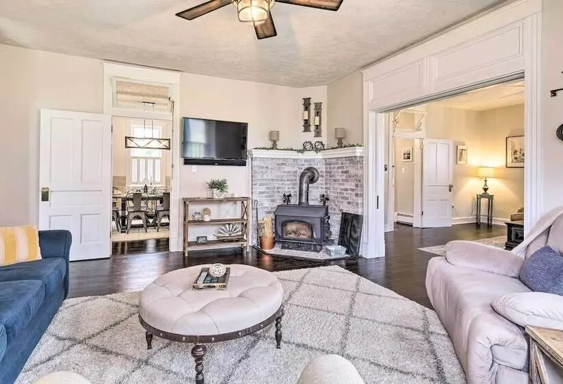 Lush, Modern Farmhouse W/ Mtn Views & Sunroom