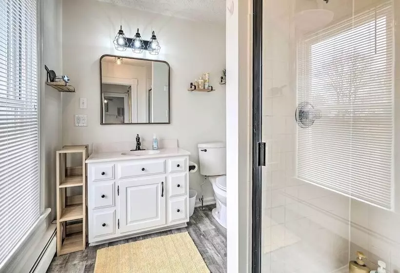 Lush, Modern Farmhouse W/ Mtn Views & Sunroom