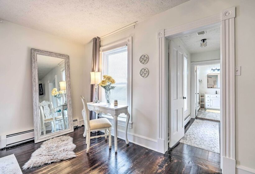 Lush, Modern Farmhouse W/ Mtn Views & Sunroom