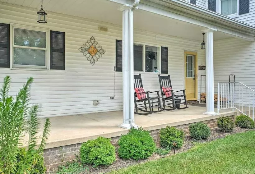 Lush, Modern Farmhouse W/ Mtn Views & Sunroom