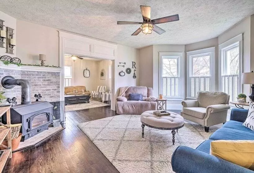 Lush, Modern Farmhouse W/ Mtn Views & Sunroom