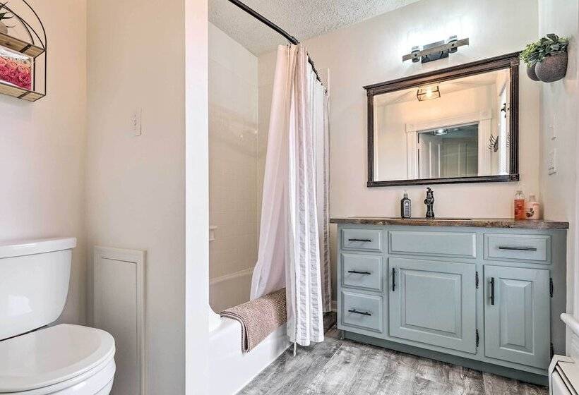 Lush, Modern Farmhouse W/ Mtn Views & Sunroom