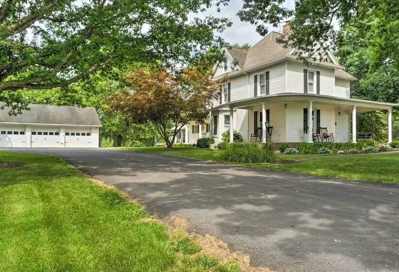 Lush, Modern Farmhouse W/ Mtn Views & Sunroom