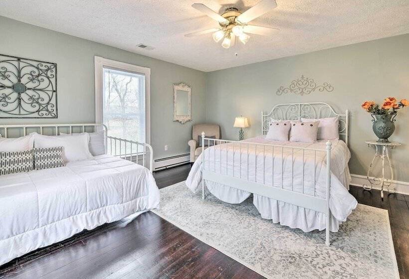 Lush, Modern Farmhouse W/ Mtn Views & Sunroom