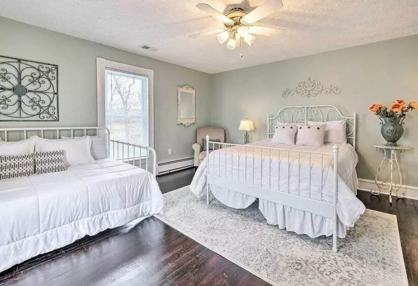 Lush, Modern Farmhouse W/ Mtn Views & Sunroom