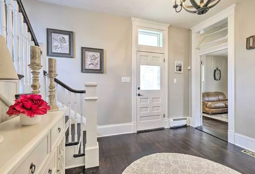 Lush, Modern Farmhouse W/ Mtn Views & Sunroom