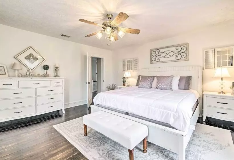 Lush, Modern Farmhouse W/ Mtn Views & Sunroom