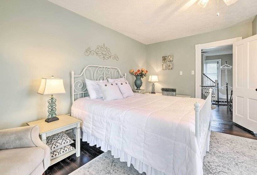 Lush, Modern Farmhouse W/ Mtn Views & Sunroom