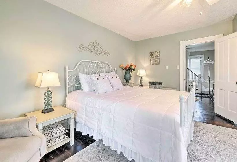 Lush, Modern Farmhouse W/ Mtn Views & Sunroom