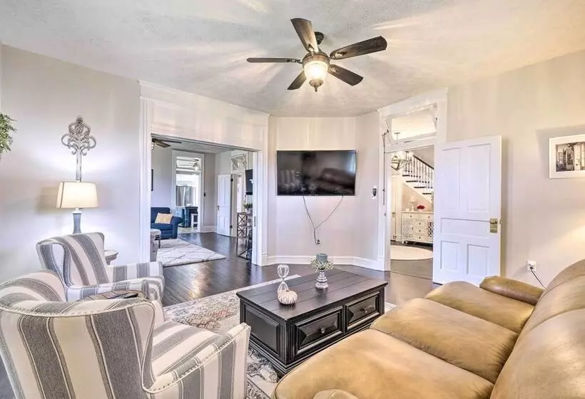 Lush, Modern Farmhouse W/ Mtn Views & Sunroom