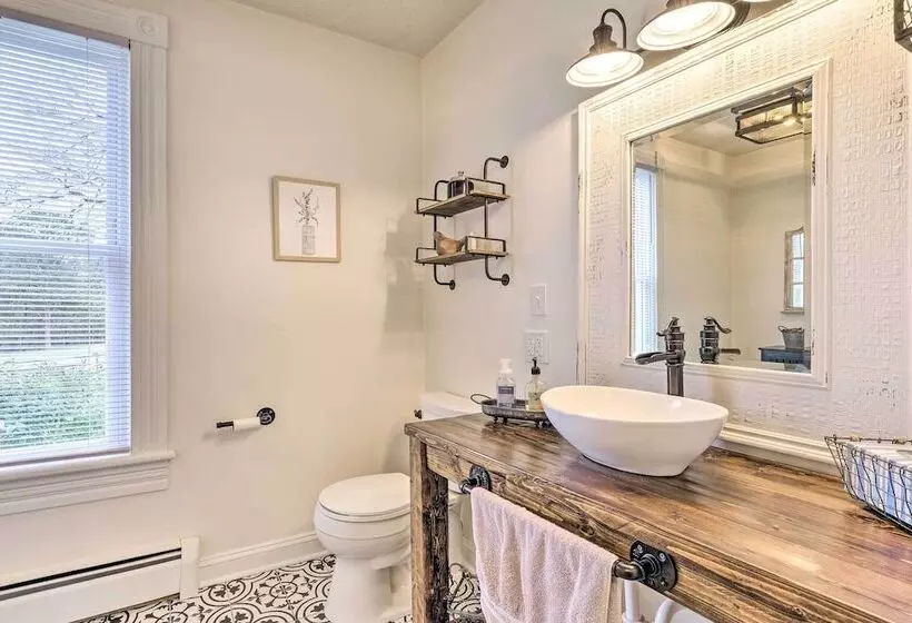 Lush, Modern Farmhouse W/ Mtn Views & Sunroom