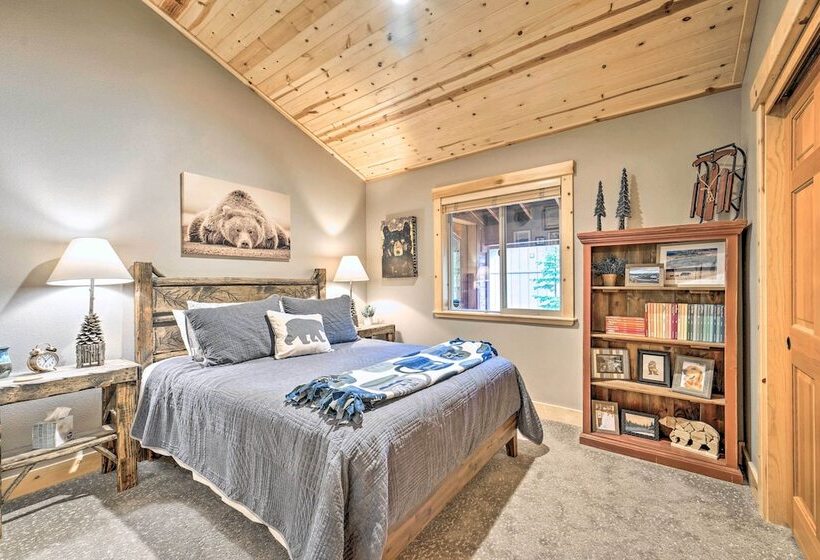 Luxe Truckee Cabin W/ Golf Course View & Deck