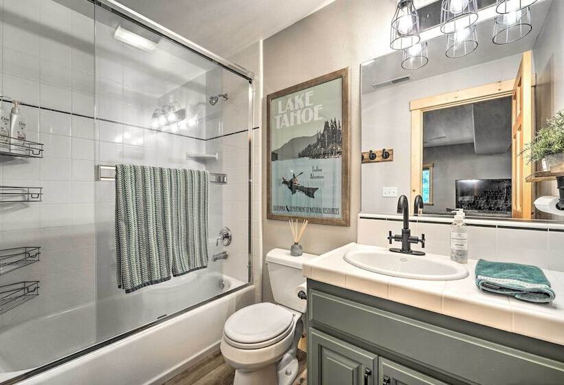 Luxe Truckee Cabin W/ Golf Course View & Deck