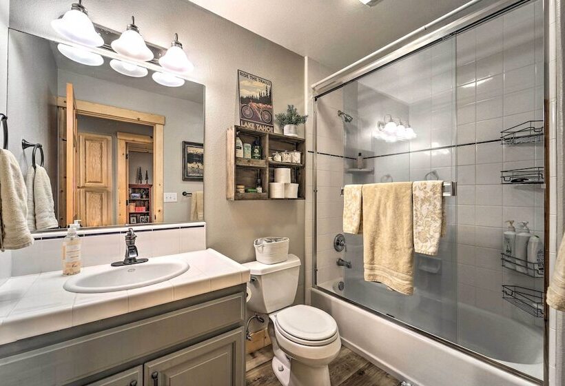 Luxe Truckee Cabin W/ Golf Course View & Deck