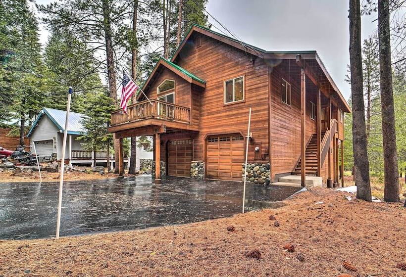 Luxe Truckee Cabin W/ Golf Course View & Deck