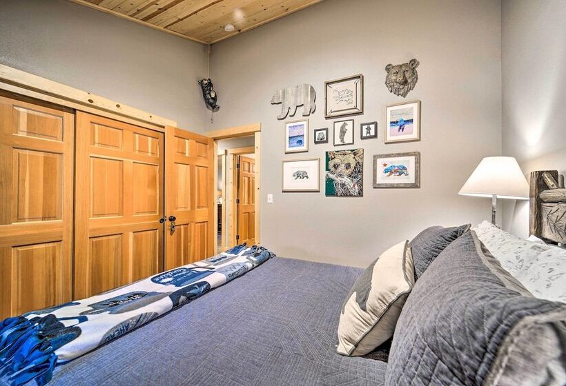 Luxe Truckee Cabin W/ Golf Course View & Deck