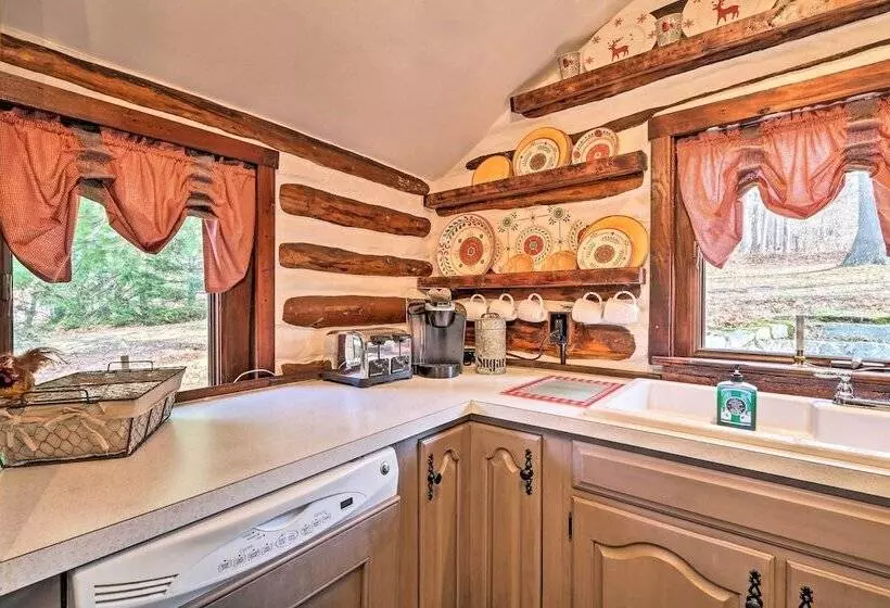 Macungie Cabin W/ Fireplace Near Bear Creek Skiing