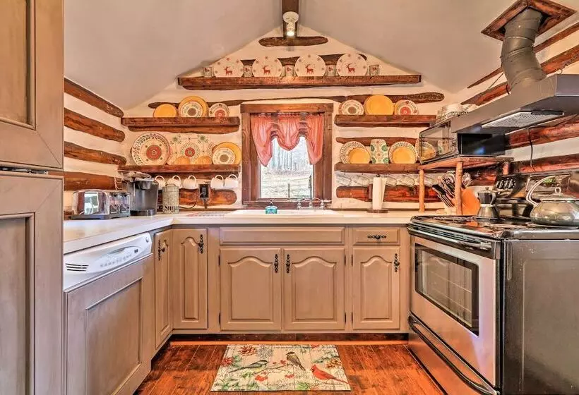 Macungie Cabin W/ Fireplace Near Bear Creek Skiing