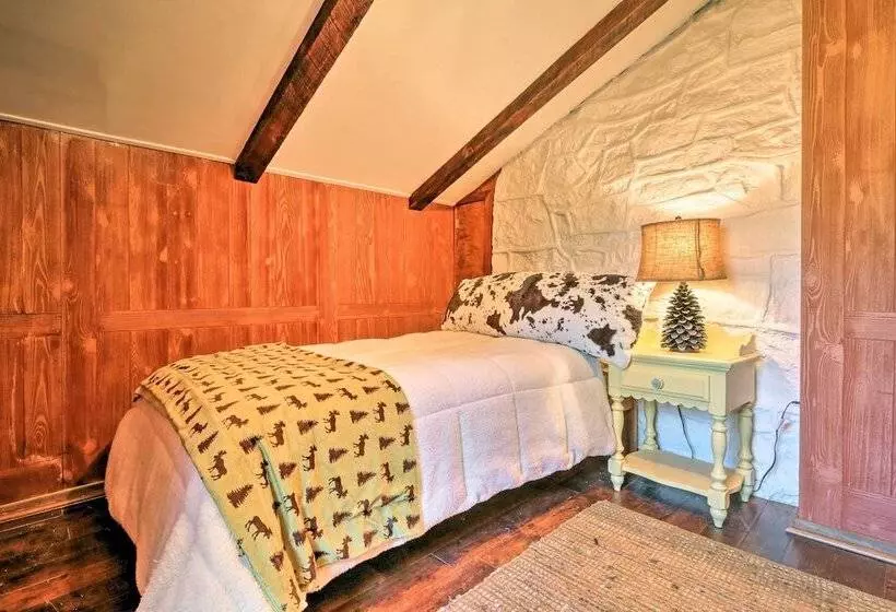 Macungie Cabin W/ Fireplace Near Bear Creek Skiing