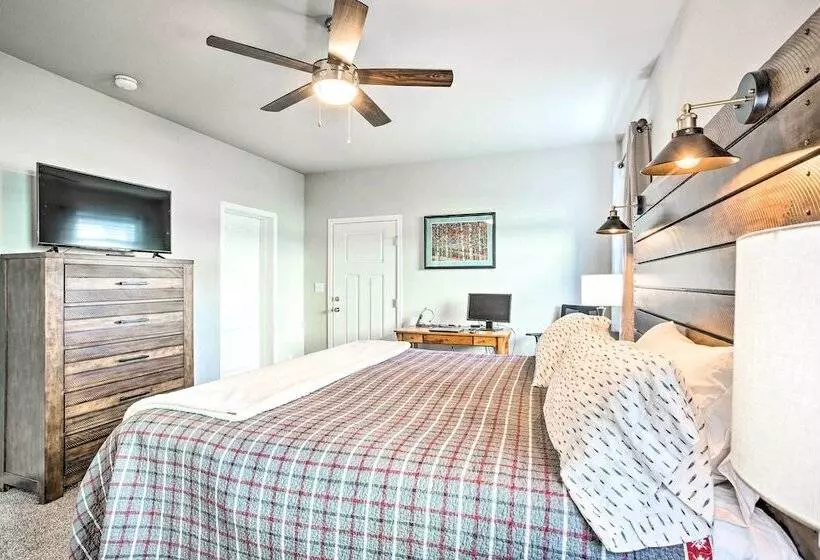 Magnificent Gypsum Retreat On The Colorado River!