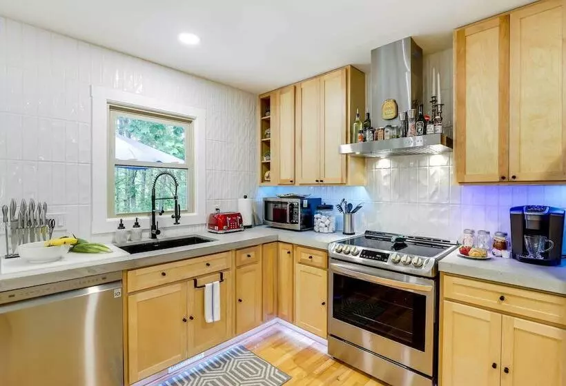 Modern Home W/ Hot Tub & Deck In Asheville!