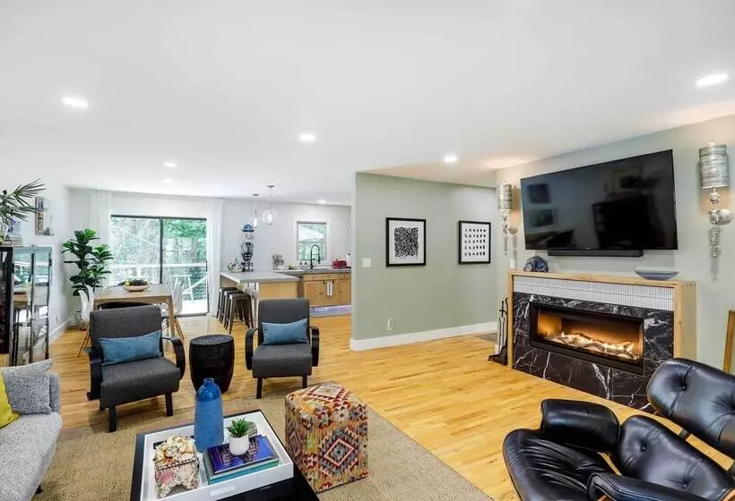 Modern Home W/ Hot Tub & Deck In Asheville!