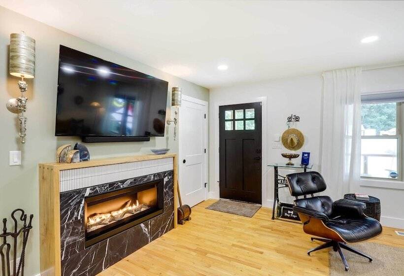 Modern Home W/ Hot Tub & Deck In Asheville!