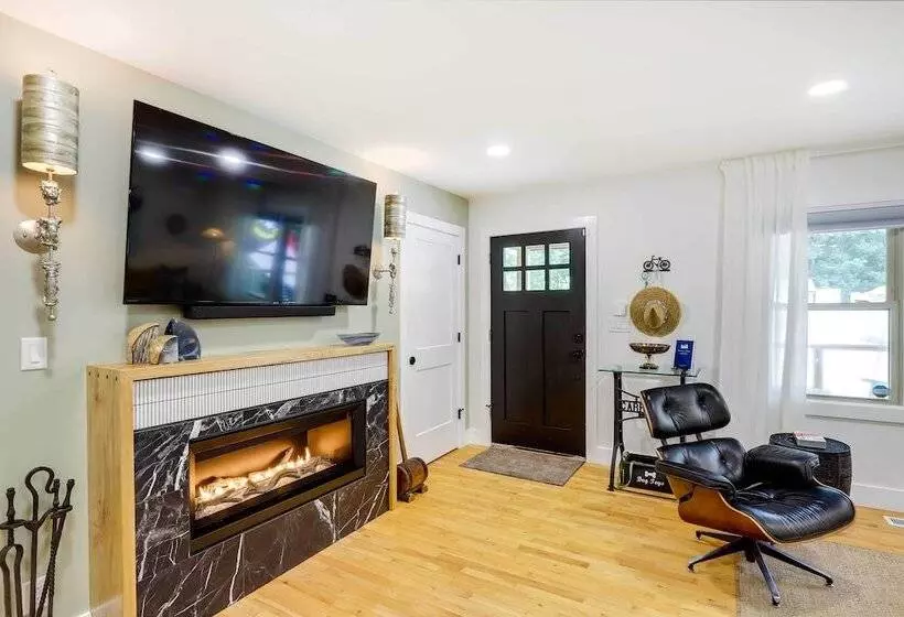 Modern Home W/ Hot Tub & Deck In Asheville!