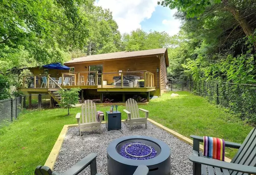 Modern Home W/ Hot Tub & Deck In Asheville!