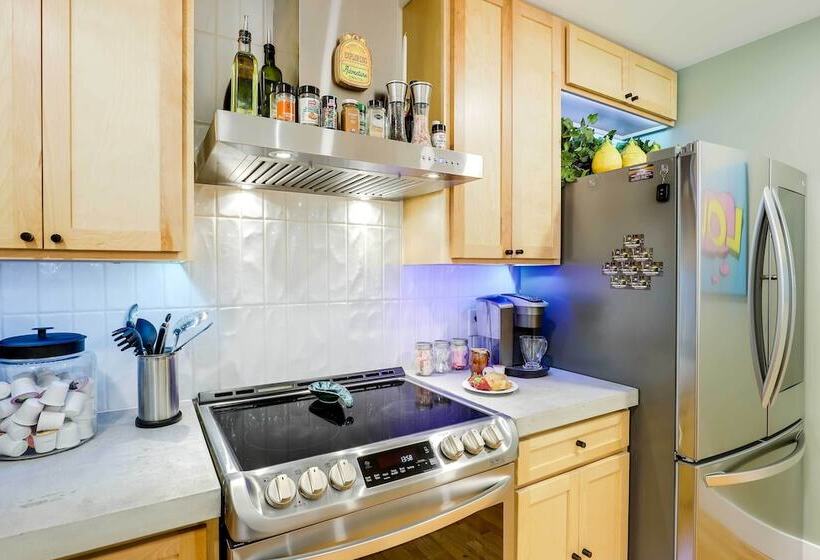 Modern Home W/ Hot Tub & Deck In Asheville!