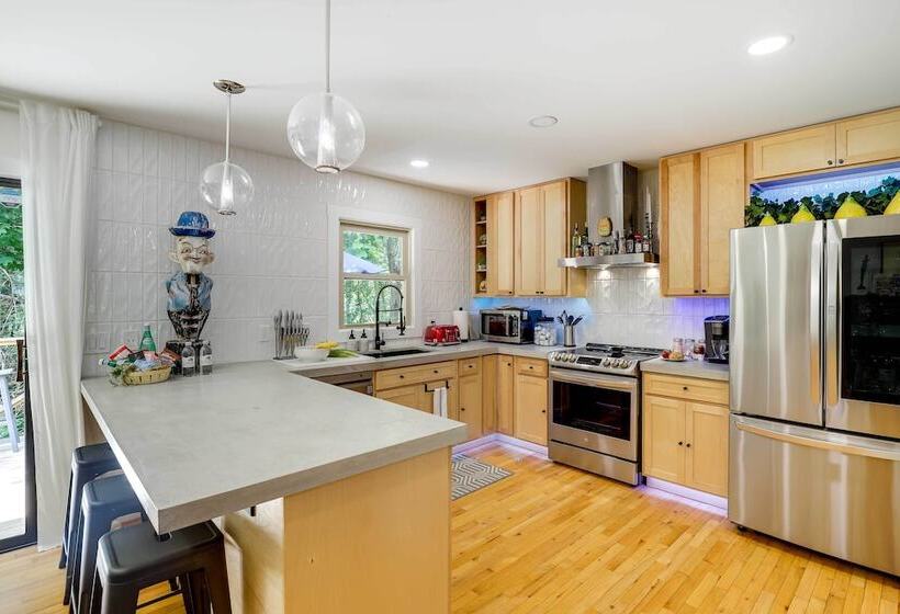 Modern Home W/ Hot Tub & Deck In Asheville!