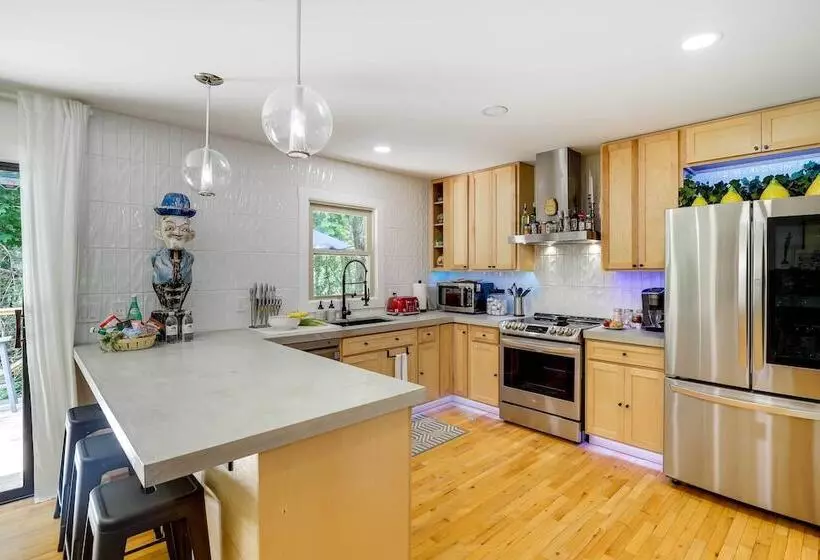 Modern Home W/ Hot Tub & Deck In Asheville!