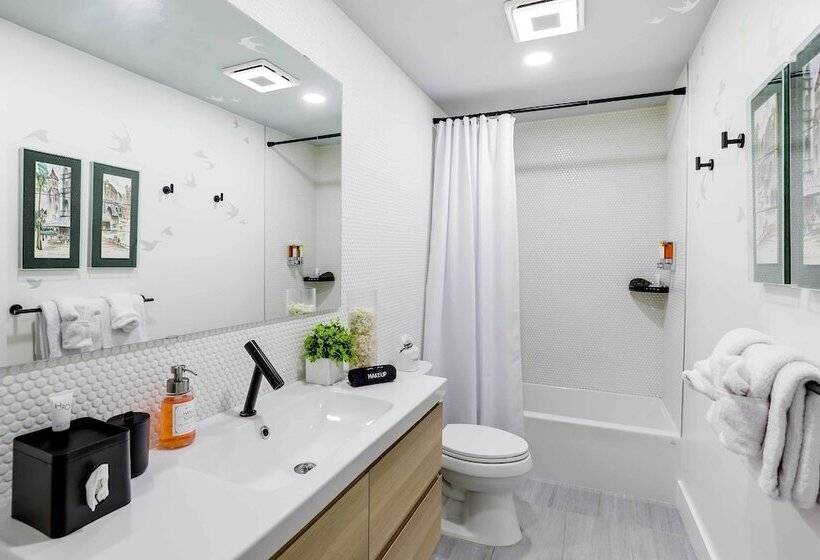 Modern Home W/ Hot Tub & Deck In Asheville!