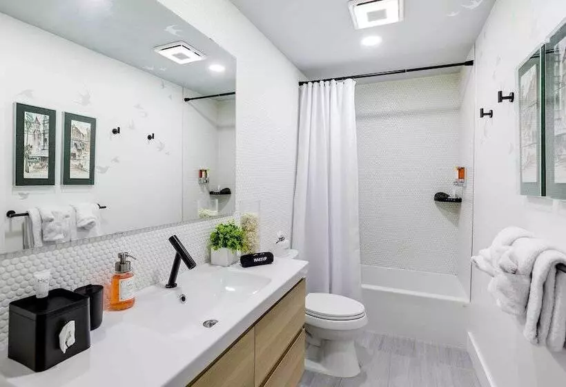 Modern Home W/ Hot Tub & Deck In Asheville!