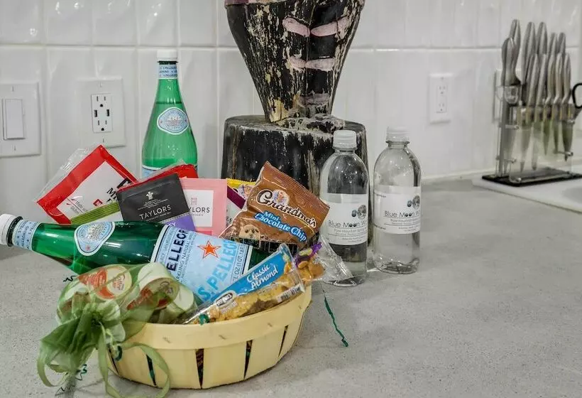 Modern Home W/ Hot Tub & Deck In Asheville!