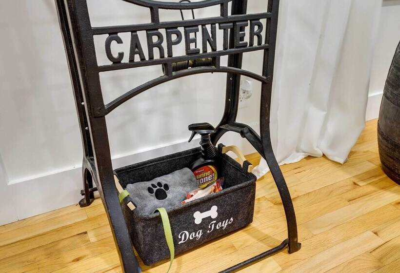 Modern Home W/ Hot Tub & Deck In Asheville!