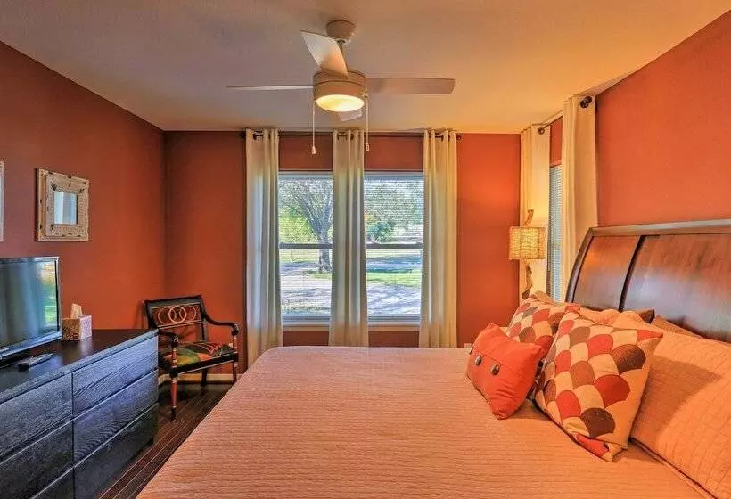 Pottsboro Home On 2 Acres W/ Hot Tub, Near Marina!