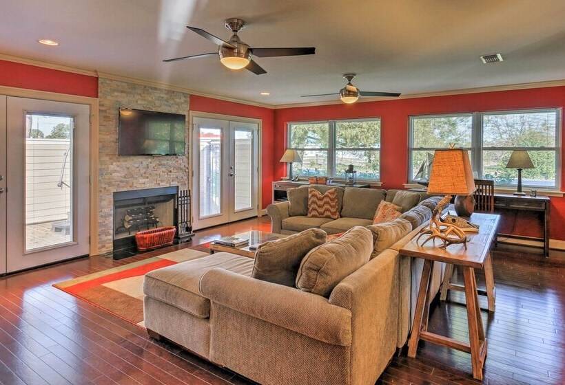 Pottsboro Home On 2 Acres W/ Hot Tub, Near Marina!