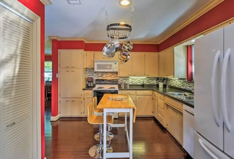 Pottsboro Home On 2 Acres W/ Hot Tub, Near Marina!