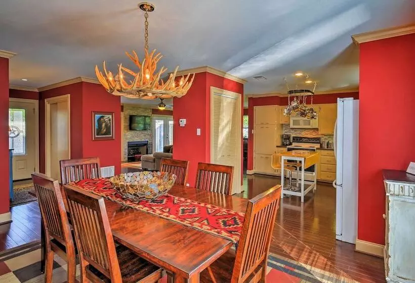 Pottsboro Home On 2 Acres W/ Hot Tub, Near Marina!