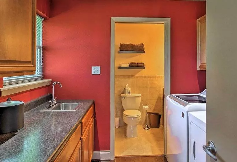 Pottsboro Home On 2 Acres W/ Hot Tub, Near Marina!