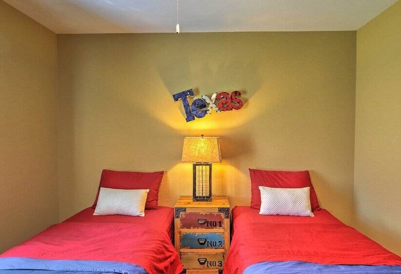 Pottsboro Home On 2 Acres W/ Hot Tub, Near Marina!