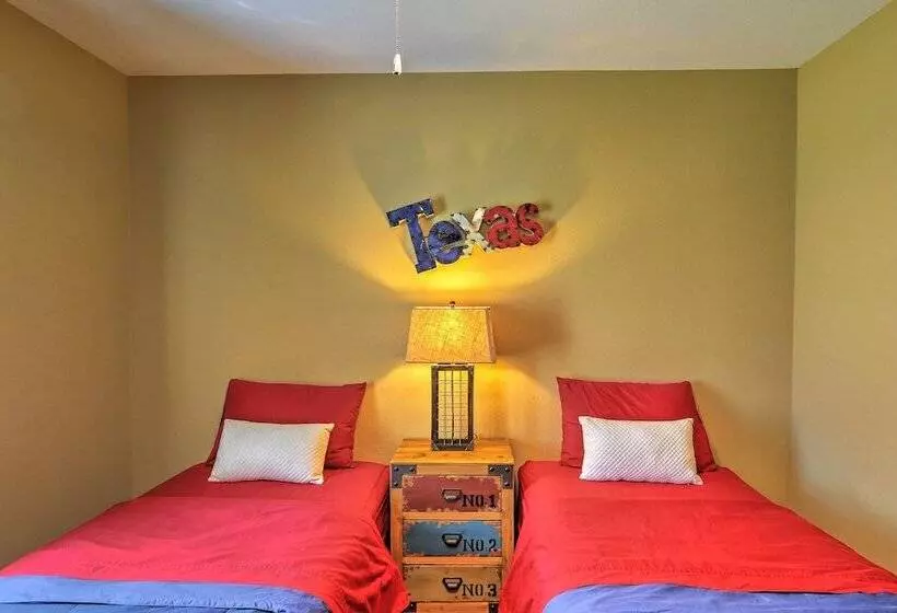 Pottsboro Home On 2 Acres W/ Hot Tub, Near Marina!