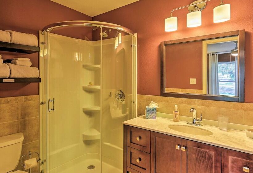 Pottsboro Home On 2 Acres W/ Hot Tub, Near Marina!