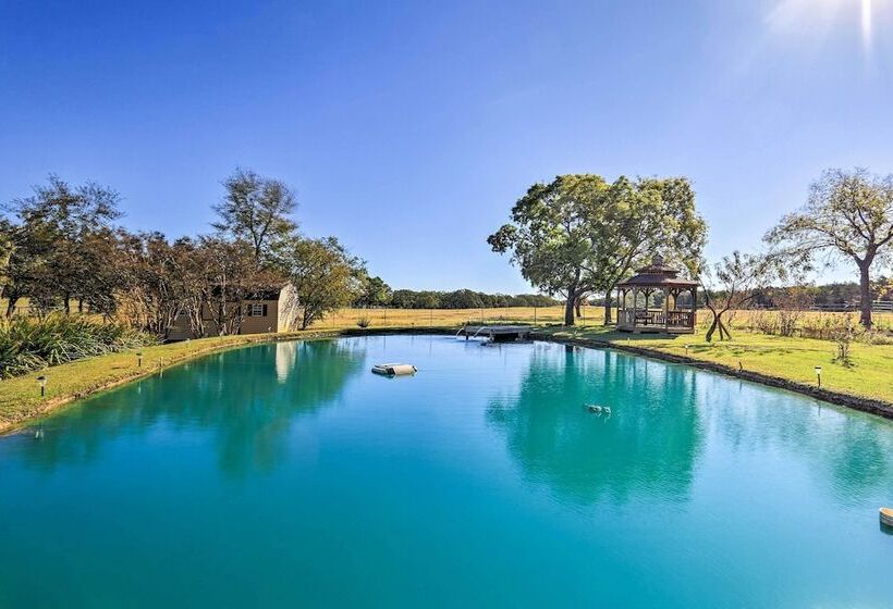 Pottsboro Home On 2 Acres W/ Hot Tub, Near Marina!