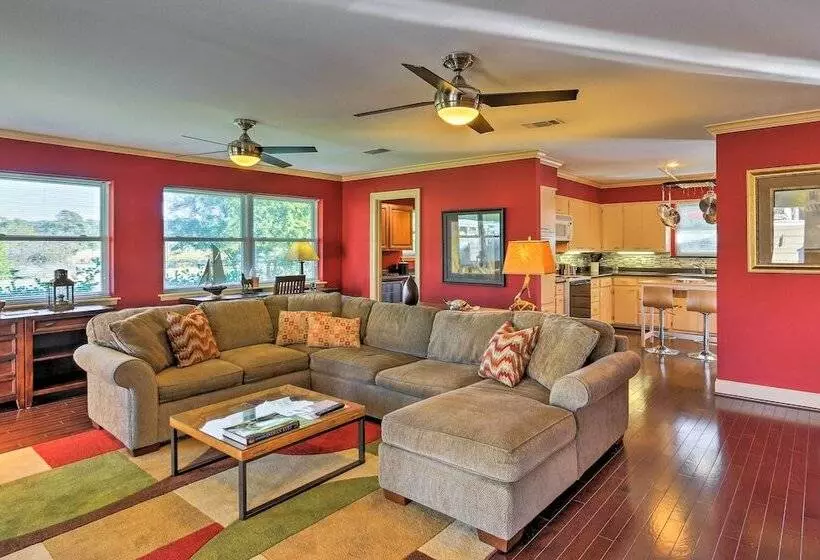 Pottsboro Home On 2 Acres W/ Hot Tub, Near Marina!